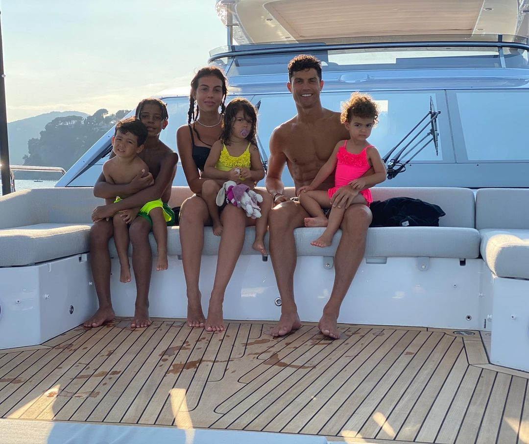 cristiano ronaldo kicks off family vacation onboard his 72m cg mare azimut yacht4