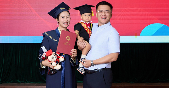 Hoa hậu Ngọc Hân tốt nghiệp thạc sĩ loại giỏi, chồng và con trai có mặt chúc mừng