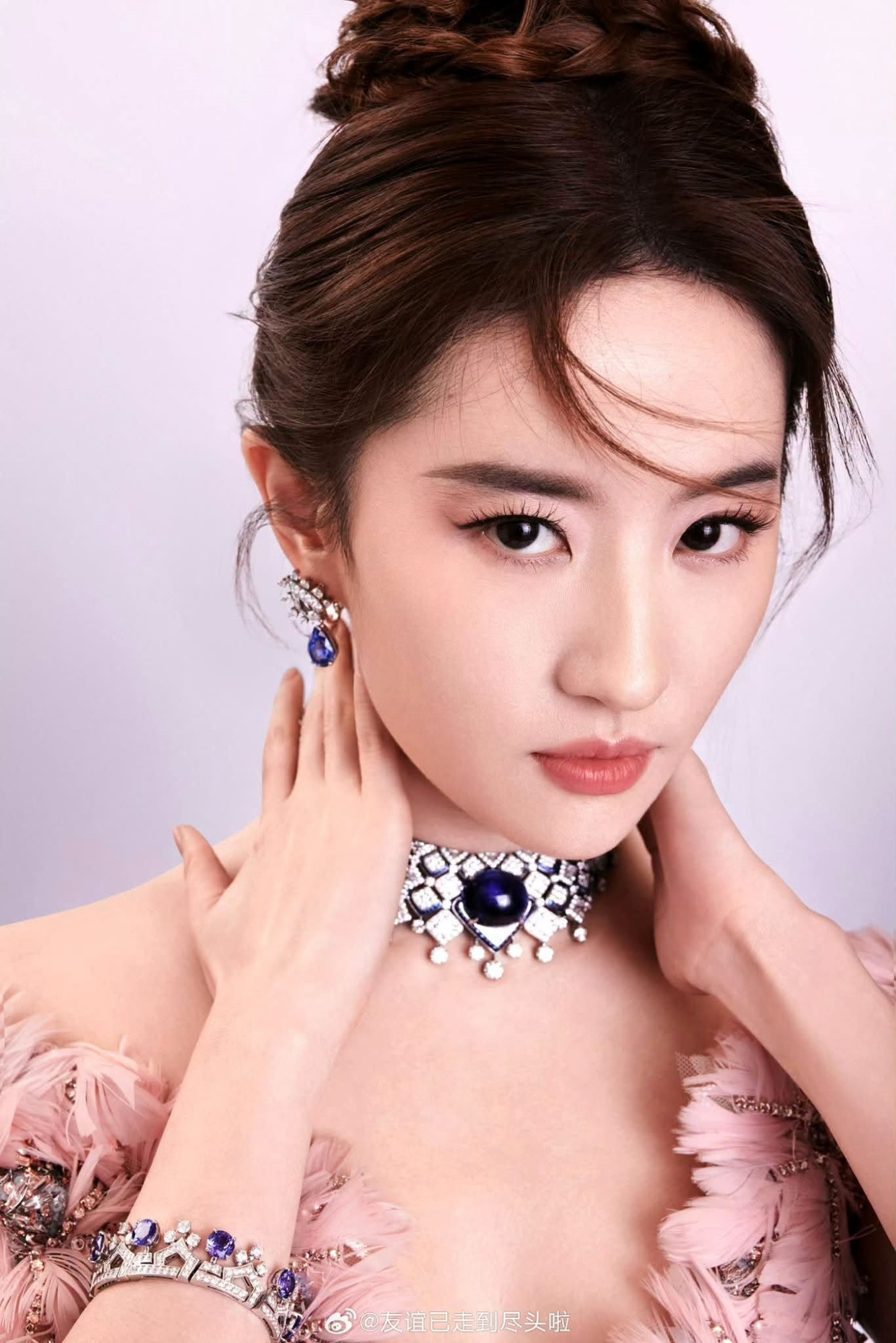Lưu Diệc Phi đối mặt tranh cãi về gia thế sau nhiều năm hoạt động showbiz插图 762974800_1753902442612766_7938050310417729988_n 2026 08 10 17 30.jpg