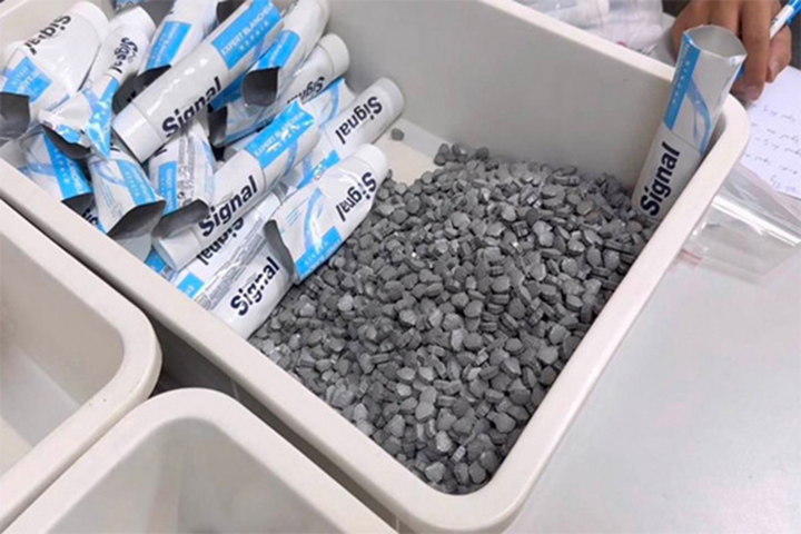 Kiểm đếm lô hàng chất ma túy được giấu trong những tuýp kem đánh răng bị thu giữ từ hành lý của 4 tiếp viên hàng không. (Ảnh: Hải quan TP.HCM)