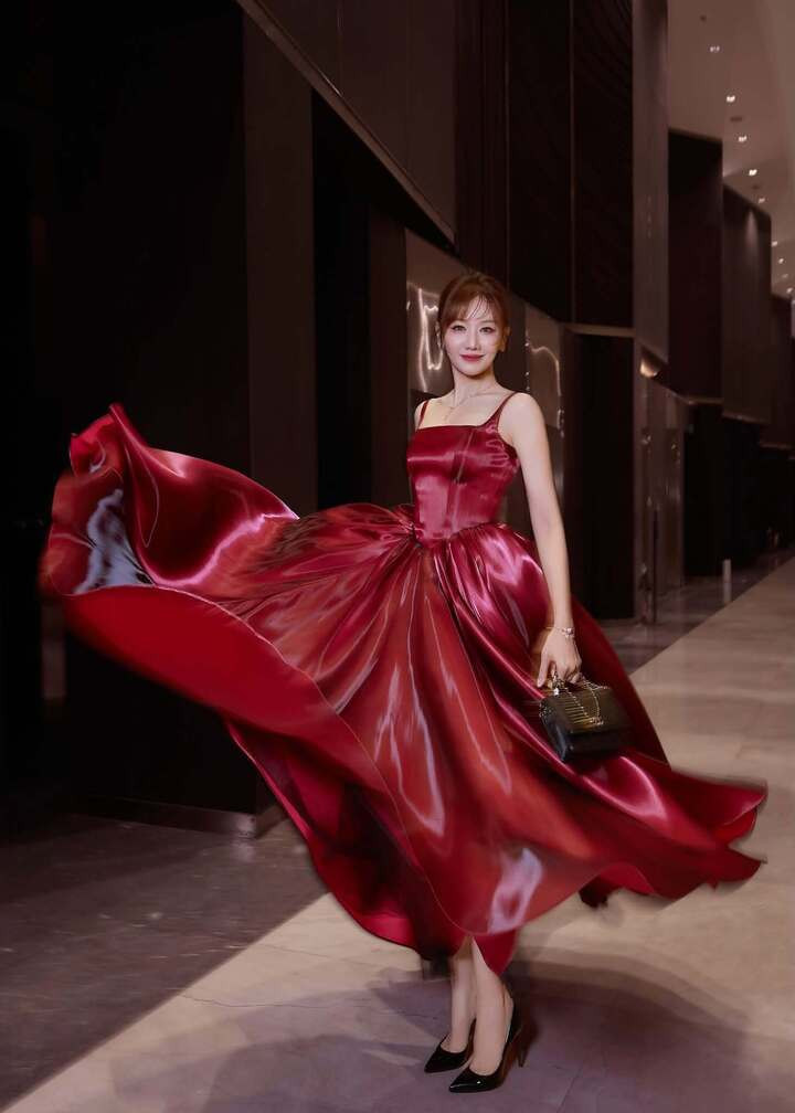 Hari Won thu hút sự quan tâm khi xuất hiện tại sự kiện thời trang của NTK Chung Thanh Phong. Bà xã Trấn Thành khoe nhan sắc trẻ trung trong thiết kế váy đỏ nổi bật.
