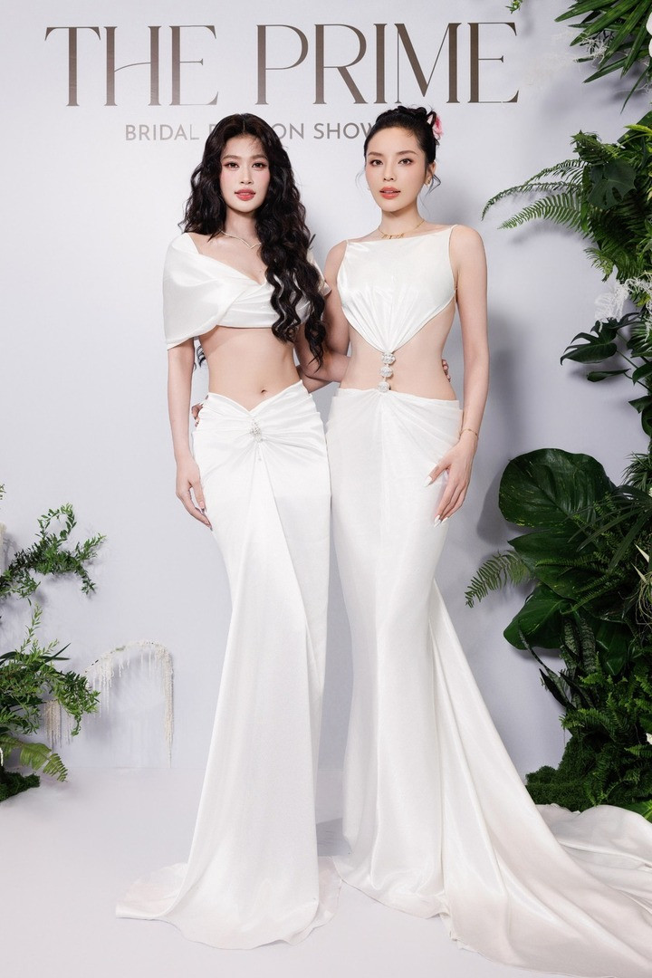 Xuất hiện tại show thời trang mới đây, Kỳ Duyên - Thiên Ân ghi điểm khi lựa chọn đầm trắng đồng điệu. Thiết kế với điểm nhấn là chi tiết “cut-out” giúp hai mỹ nhân khoe trọn vòng eo thon gọn. Hoa hậu Thanh Thuỷ đẹp tựa công chúa cổ tích. Nàng hậu diện thiết kế bridal với corset xuyên thấu ôm sát cơ thể, đính kết cầu kỳ và bắt sáng, phối cùng chân váy tulle bồng nhẹ.