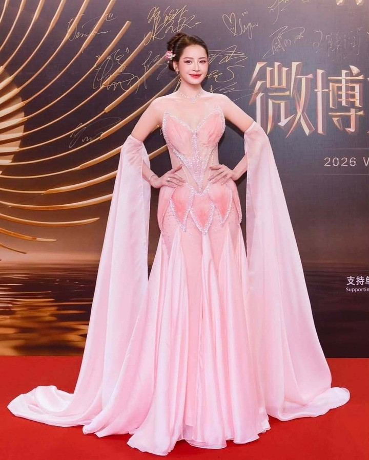 Chi Pu được khen như “tiên nữ” trên thảm đỏ đêm hội Weibo diễn ra tối 1/8 tại Idea Live Arena. Người đẹp lựa chọn trang phục được thực hiện riêng, lấy cảm hứng từ vẻ đẹp thanh khiết và mềm mại của hoa sen. Chiếc đầm được phát triển trên phom dáng ôm sát cùng cấu trúc corset điêu khắc, mô phỏng những cánh sen đang nâng đỡ và bao bọc cơ thể.