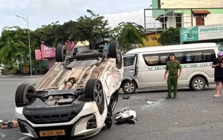Xe 16 chỗ tông taxi lật ngửa, 9 người bị thương插图1 Tai nạn giao thông khiến ô tô lật ngửa, 9 người bị thương. (Ảnh: CTV)