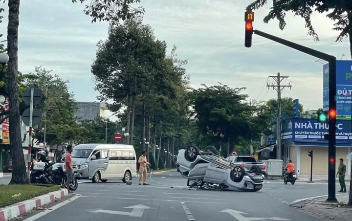 Xe 16 chỗ tông taxi lật ngửa, 9 người bị thương插图2 Hiện trường vụ tai nạn. (Ảnh: CTV)