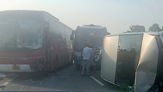 Xe khách đâm 2 ô tô trên cao tốc Nội Bài - Lào Cai