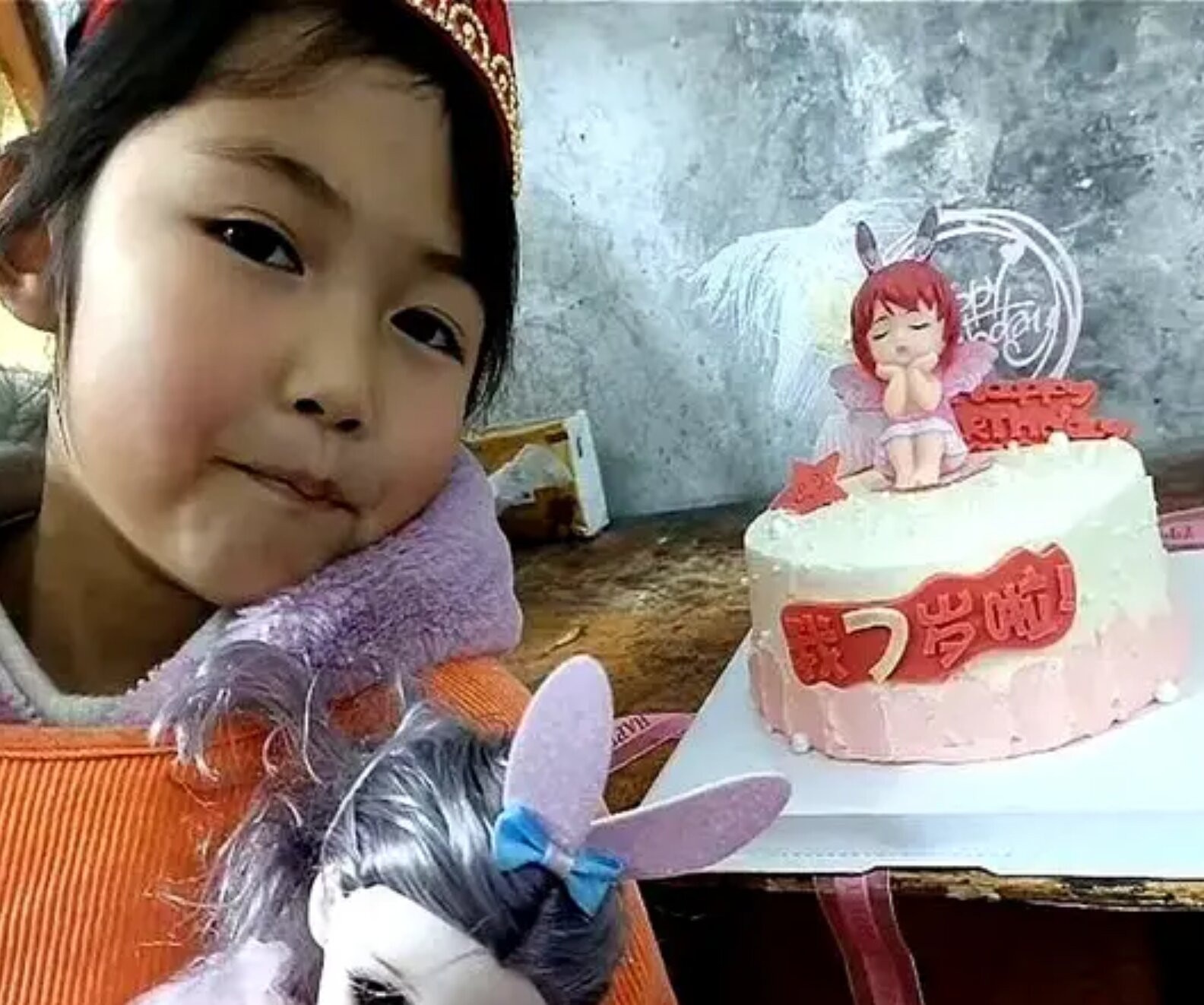 Cô bé từng nằm trong ngôi mộ cha đào sẵn gần 10 năm trước giờ ra sao?插图1 congai2.jpg