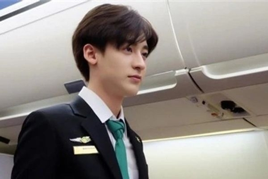 Cuộc sống hiện tại của nam tiếp viên hàng không SN 1993 nổi tiếng 11 năm trước vì quá đẹp trai
