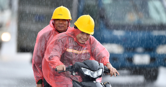 Mưa lớn trút xuống miền Bắc dồn dập, Hà Nội cũng là tâm điểm