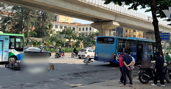 Xe máy va chạm với xe buýt ở Hà Nội, một cháu bé tử vong tại chỗ
