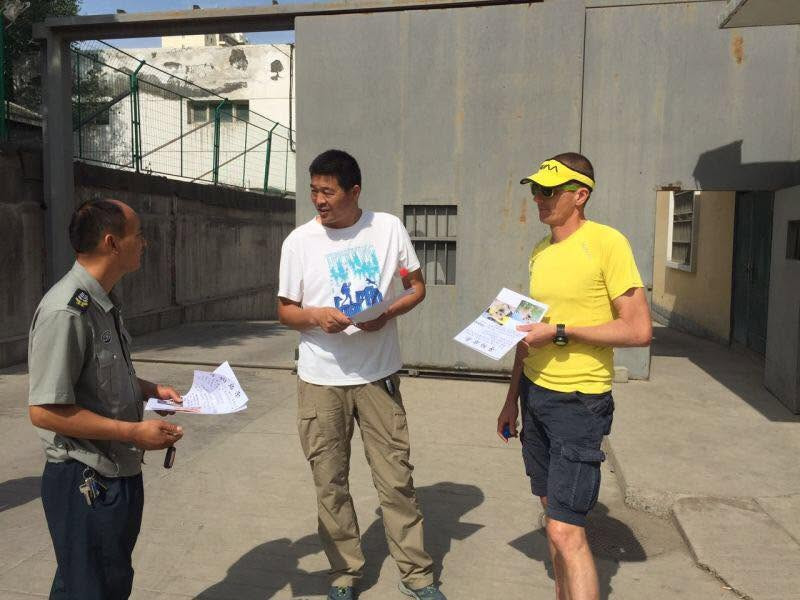 Chú chó hoang chạy 125 km xuyên sa mạc theo chân VĐV marathon rồi mất tích: Cái kết sau 9 năm gây bất ngờ插图4 gobi 5
