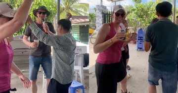 Đang đạp xe, khách Tây được mời vào đám giỗ và cái kết bất ngờ