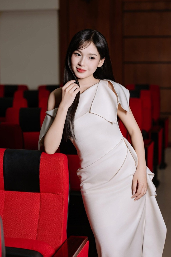 Phương là nữ sinh học giỏi, xinh xắn, ngoan ngoãn và sống tình cảm. Cô là con gái út hiểu chuyện trong gia đình, là người bạn sẵn sàng bảo vệ những người thân thiết.