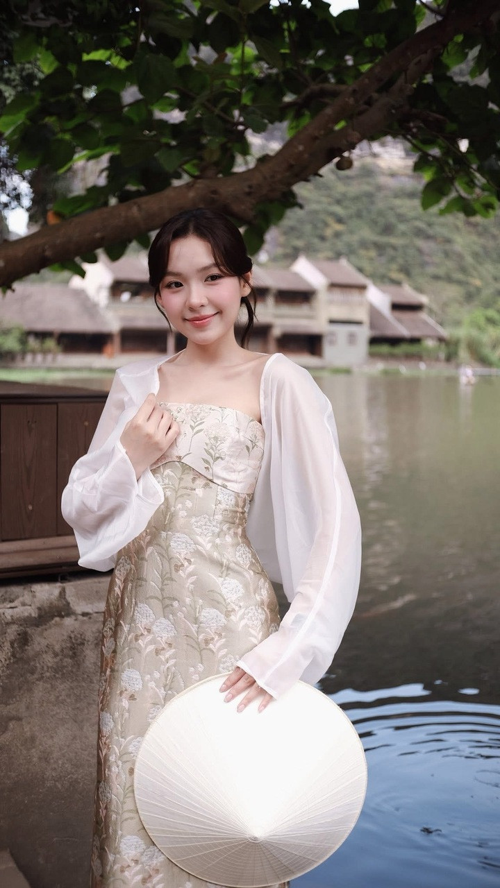 Cô không cần tạo hình tỉ mỉ để tạo cảm giác trẻ trung, vẫn giữ được nét tự nhiên cần thiết cho câu chuyện thanh xuân của bộ phim.