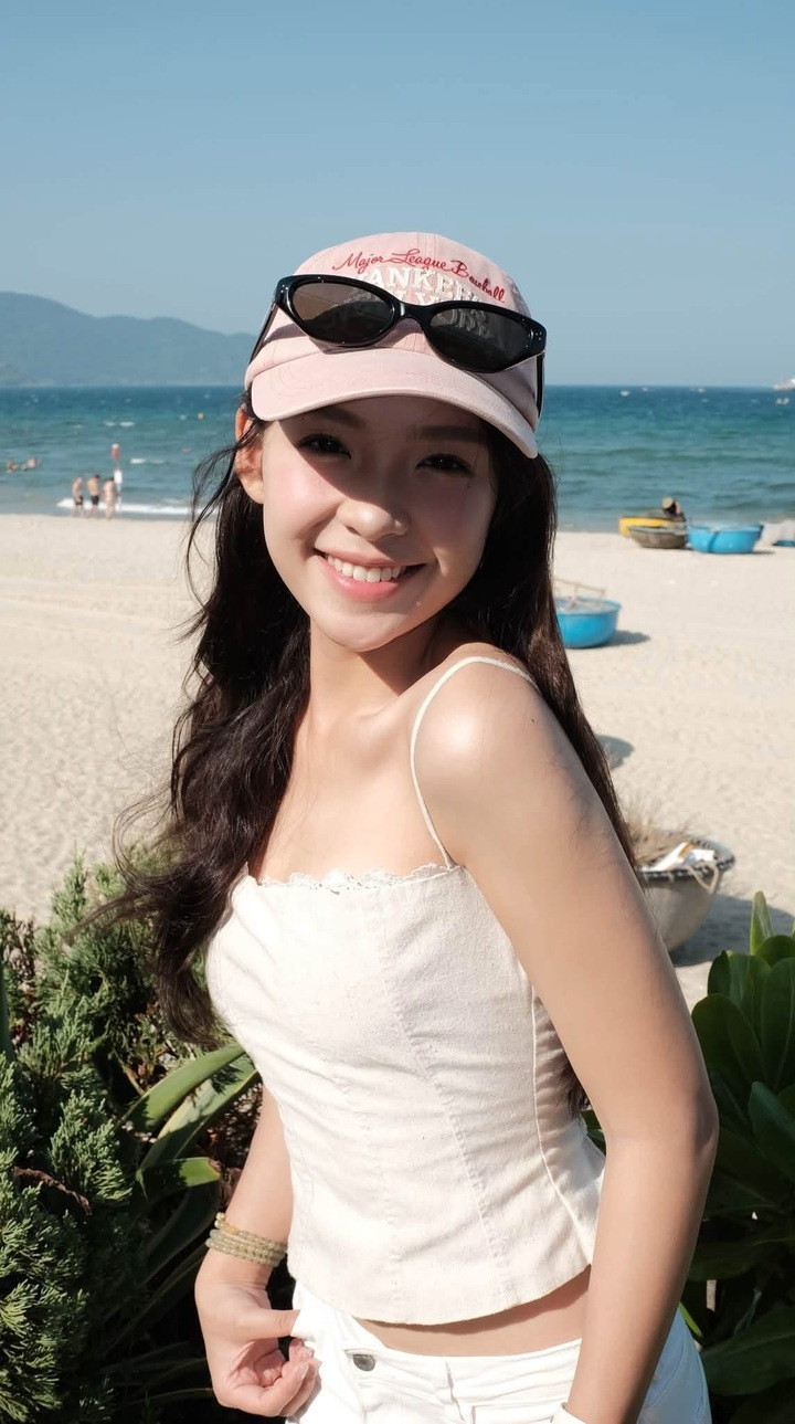 Ngoài đời, Lưu Ly gây ấn tượng bởi phong cách thời trang trẻ trung, nữ tính.