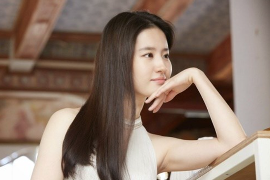 Lưu Diệc Phi diện đồ bình dân, mặt mộc vẫn khiến người đối diện khó rời mắt