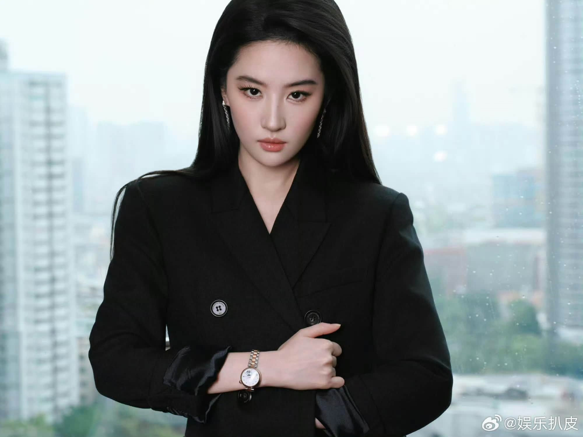 Lưu Diệc Phi diện đồ bình dân, mặt mộc vẫn khiến người đối diện khó rời mắt - Ảnh 2