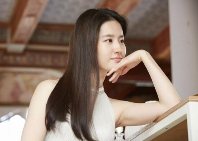 Lưu Diệc Phi diện đồ bình dân, mặt mộc vẫn khiến người đối diện khó rời mắt - Ảnh 1