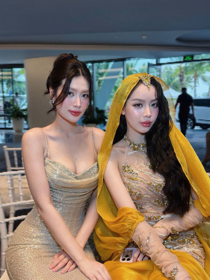 Thiên Ân và Thanh Thủy theo đuổi hai phong cách khác biệt nhưng vẫn tạo nên màn đọ sắc nổi bật nhờ nhan sắc ngày càng thăng hạng.