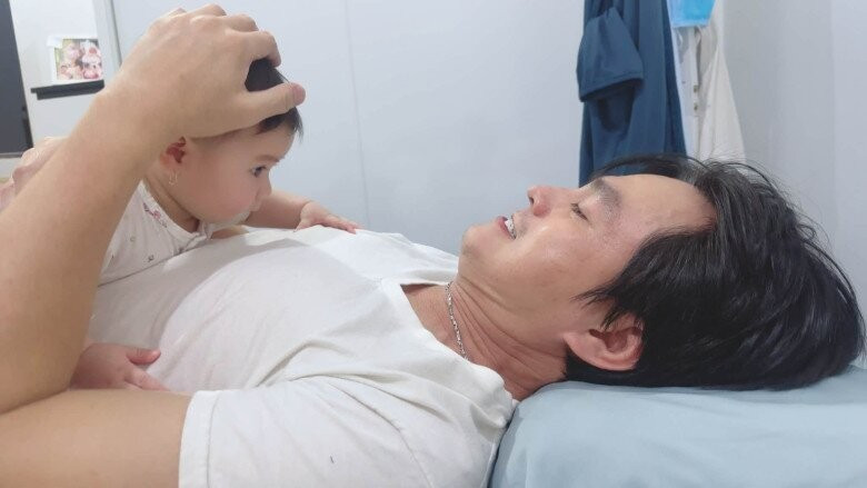Nam diễn viên Cao Minh Đạt hạnh phúc khoe con gái là