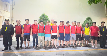 Bắt 17 người trong đường dây cá độ bóng đá, phơi cược ghi sau phiếu giữ xe