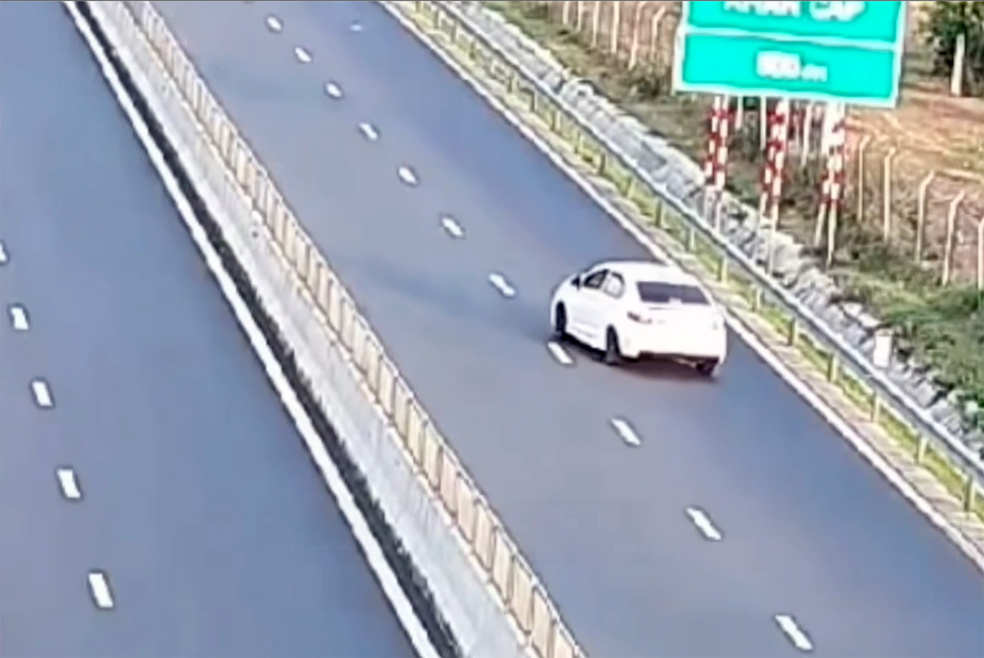 Camera ghi lại cảnh nữ tài xế lùi xe trên cao tốc Vĩnh Hảo – Phan Thiết插图 Lui xe tren cao toc 1.jpg