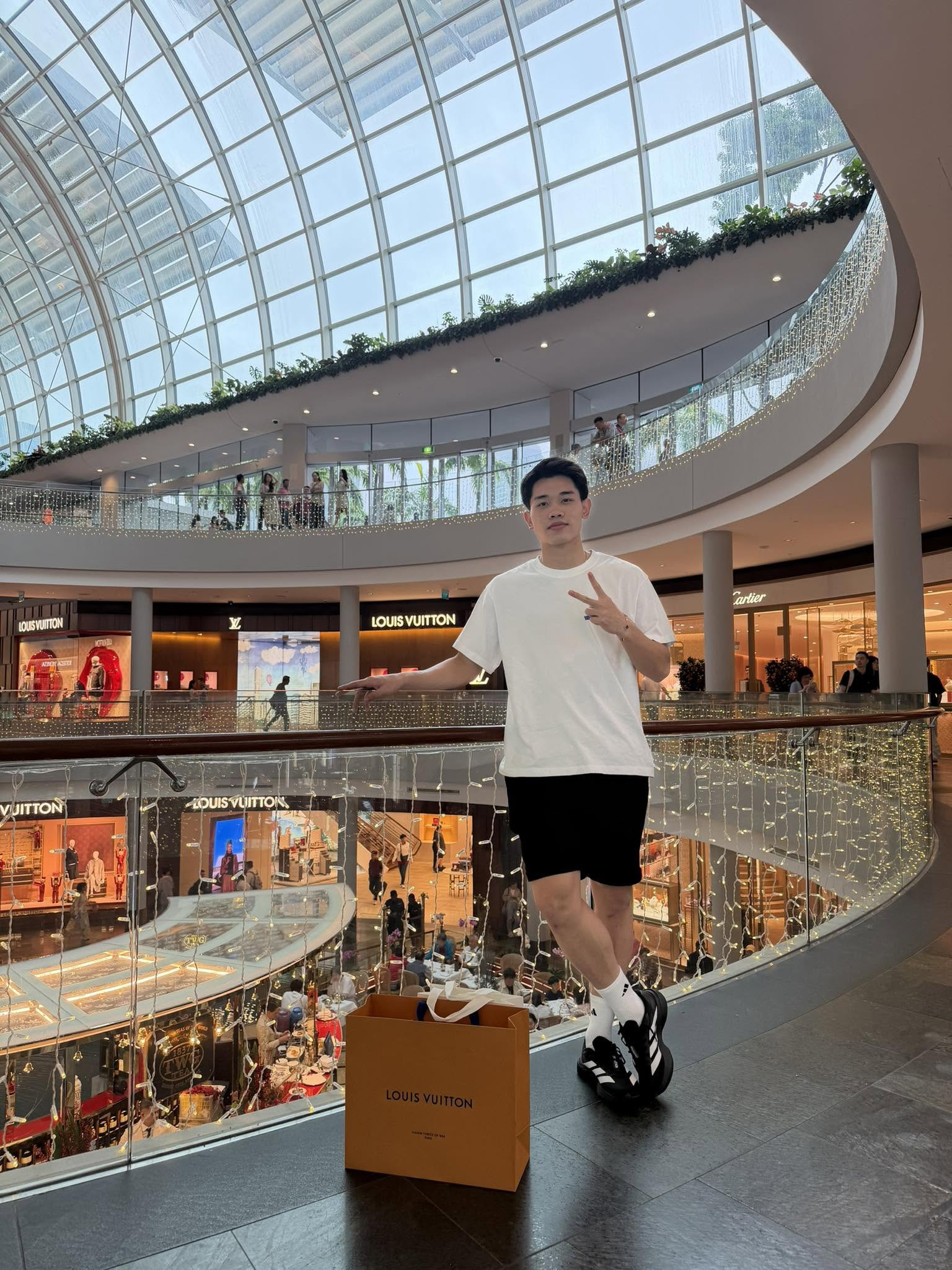 Đình Bắc cũng là một Gen Z thích đồ hiệu (Ảnh: FBNV)