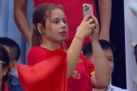 Cô gái lọt camera khi Xuân Son ghi bàn ở Mỹ Đình: Tưởng khán giả vô danh ai ngờ xuất thân cực hot