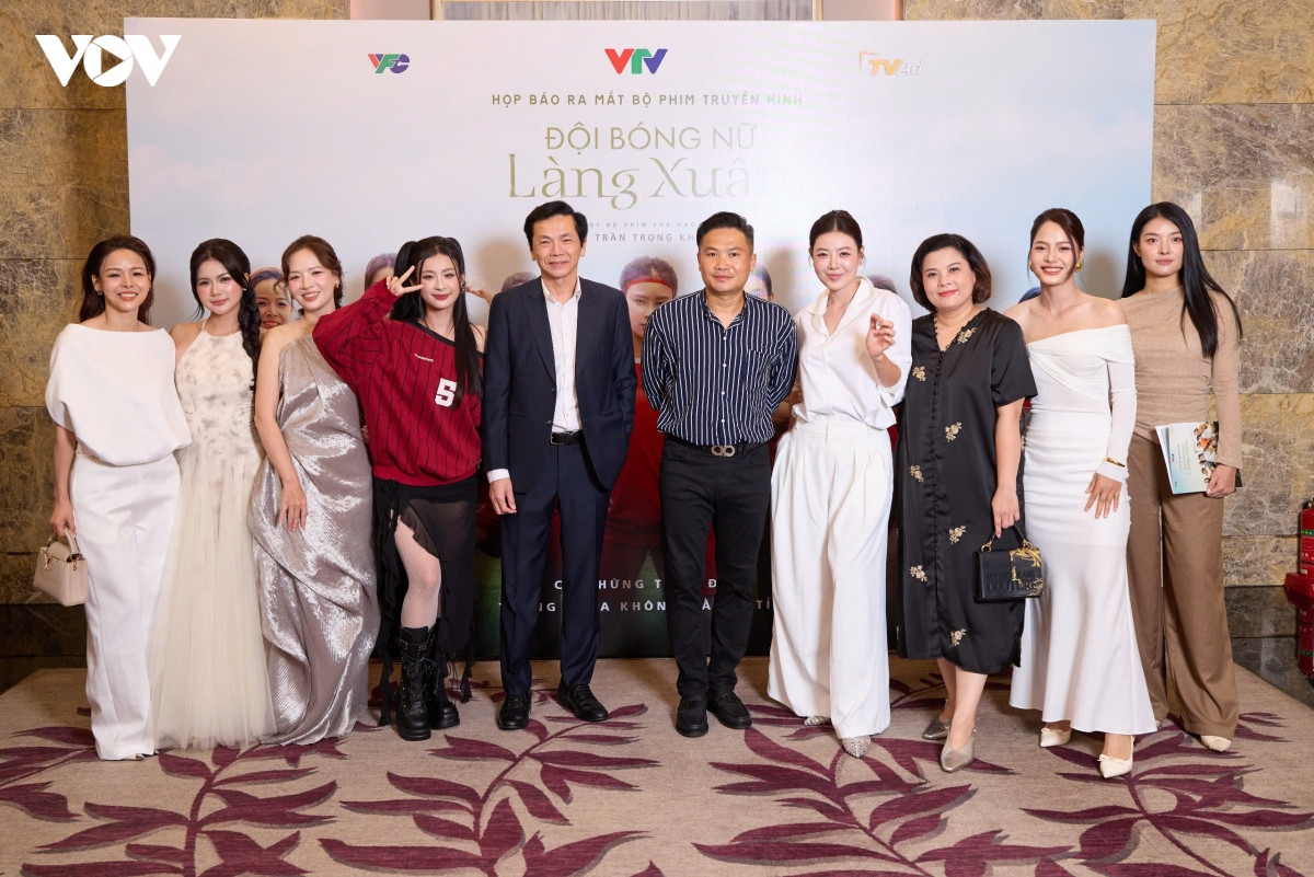 Đan Lê, Thanh Hương làm nữ cầu thủ bóng đá trong phim mới trên VTV插图3 Dan le, thanh huong lam nu cau thu bong da trong phim moi tren vtv hinh anh 4