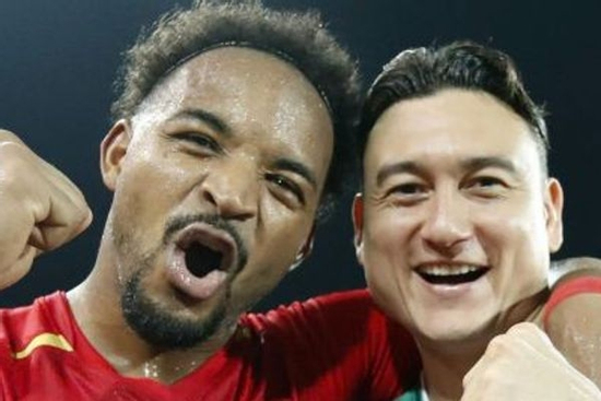 Hội tuyển thủ Việt Nam và dàn WAGs xinh đẹp ăn mừng tưng bừng sau khi đả bại Malaysia