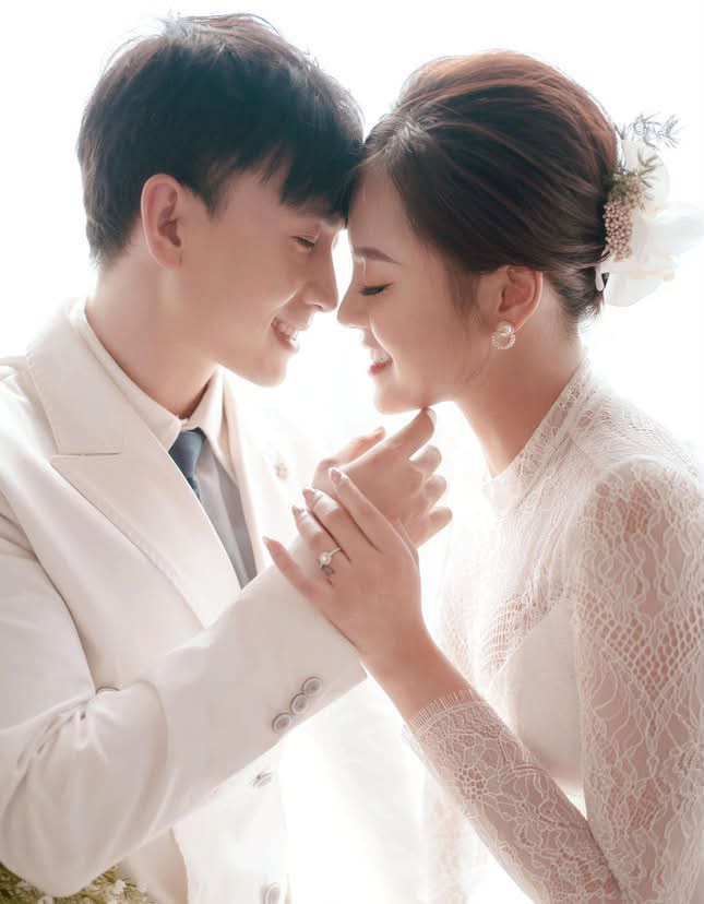Ảnh cưới đẹp chấn động của Thu Quỳnh, chú rể gây sốt vì quá đẹp trai