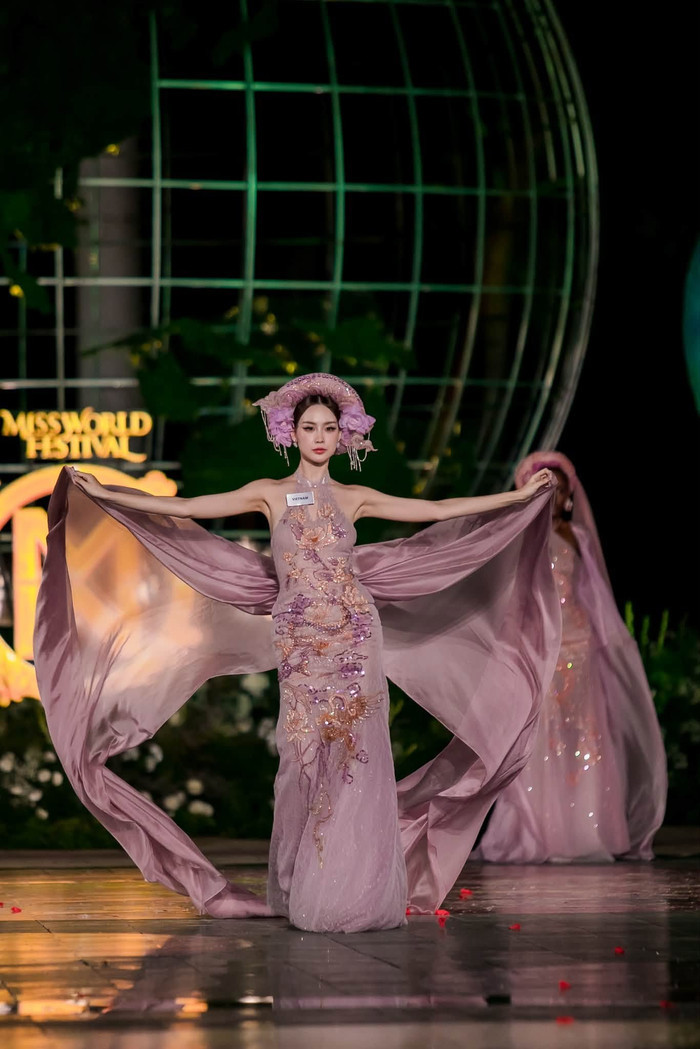 Bảo Ngọc giành chiến thắng khi lọt Top 60 ở phần thi Top Model.