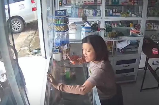 Hai câu chuyện giữa trưa nắng khiến mạng xã hội 'tan chảy' vì sự tử tế