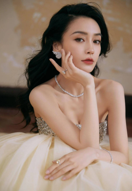 Angelababy khiến dân mạng bàn luận khi nói về công việc yêu thích - Ảnh 1