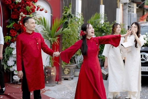 Cô gái Hải Phòng được cả xóm mai mối, lấy chồng nhà đối diện cách 17 bước chân