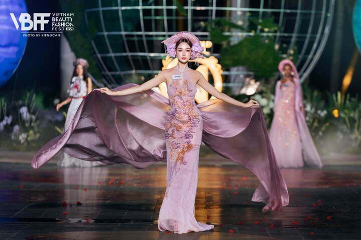 Bảo Ngọc vào Top 60 phần thi Top Model (Người đẹp thời trang).