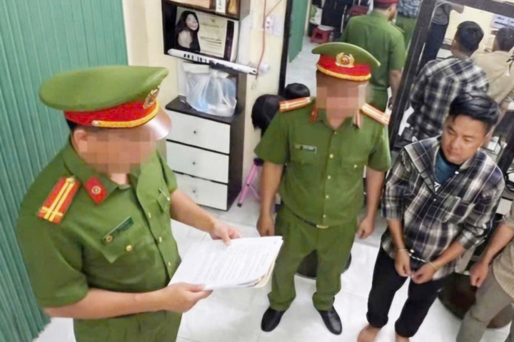 Cơ quan CSĐT đọc lệnh tạm giữ người trong trường hợp khẩn cấp đối với Võ Tuấn Thành. (Ảnh: CACC)