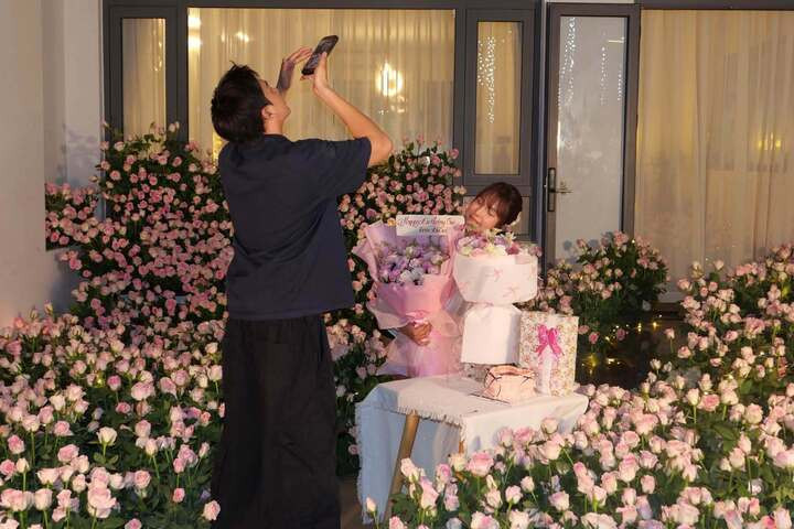 Người đẹp cho biết bất ngờ khi được bạn trai chuẩn bị màn chúc mừng đặc biệt. Khoảnh khắc Diệp Lâm Anh nhận quà, thổi nến và thưởng thức bữa tối lãng mạn bên bạn trai thu hút sự chú ý của cộng đồng mạng.