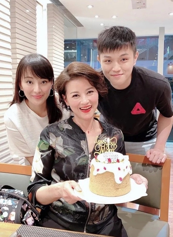 Lê Yến San chọn cuộc sống bình yên bên các con.