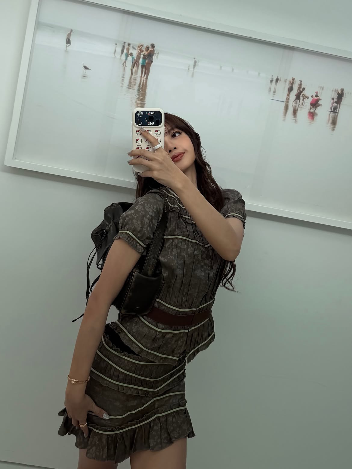 Cô gái Thái thành công nhất đất Hàn: Mặt xinh như búp bê, mặc đẹp như giáo trình, cứ đăng ảnh là ảnh triệu like