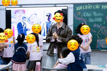 Một phụ huynh xuất hiện trong lớp học ở Hà Nội khiến cả lớp phấn khích: Danh tính ngỡ ngàng