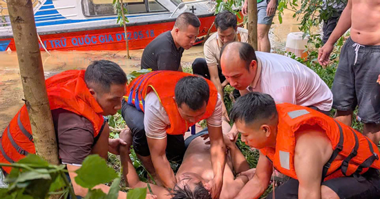 Xuồng chở bệnh nhân đi cấp cứu gặp nạn giữa dòng  nước lũ, 7 người được cứu