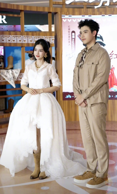 Angelababy sánh đôi thiếu gia kém 11 tuổi, loạt khoảnh khắc chung khung hình 'gây sốt' - Ảnh 3