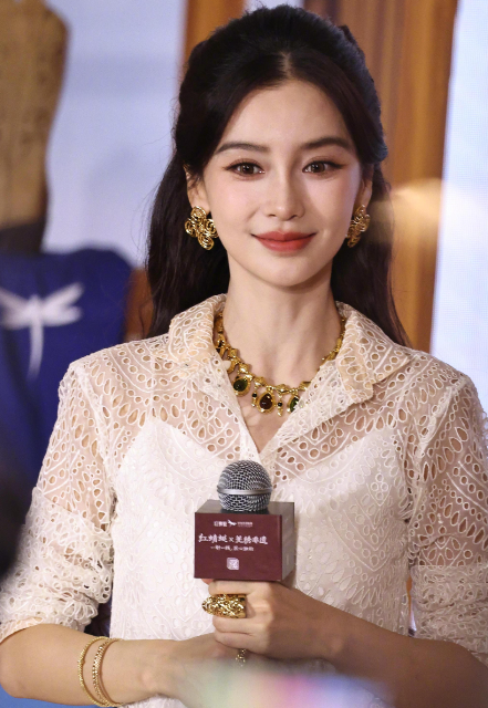 Angelababy sánh đôi thiếu gia kém 11 tuổi, loạt khoảnh khắc chung khung hình 'gây sốt' - Ảnh 1