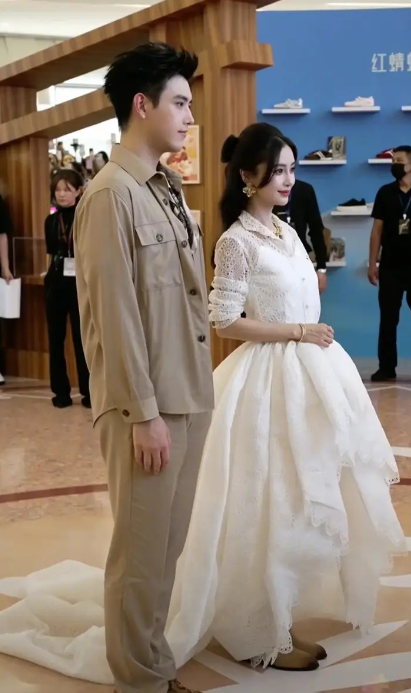 Angelababy sánh đôi thiếu gia kém 11 tuổi, loạt khoảnh khắc chung khung hình 'gây sốt' - Ảnh 4