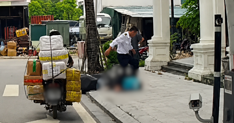 Chủ tịch Hà Nội chỉ đạo xử lý vụ tài xế bị bảo vệ khu đô thị Louis City Hoàng Mai hành hung插图 Cảnh nạn nhân bị hành hung (Ảnh: Cắt từ clip).