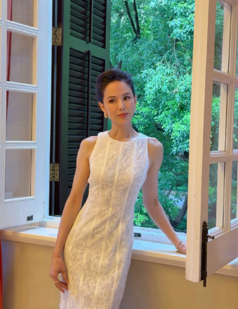 'Tiểu Long Nữ' Lý Nhược Đồng gây sốt với nhan sắc trẻ khó tin ở tuổi U60 - Ảnh 2