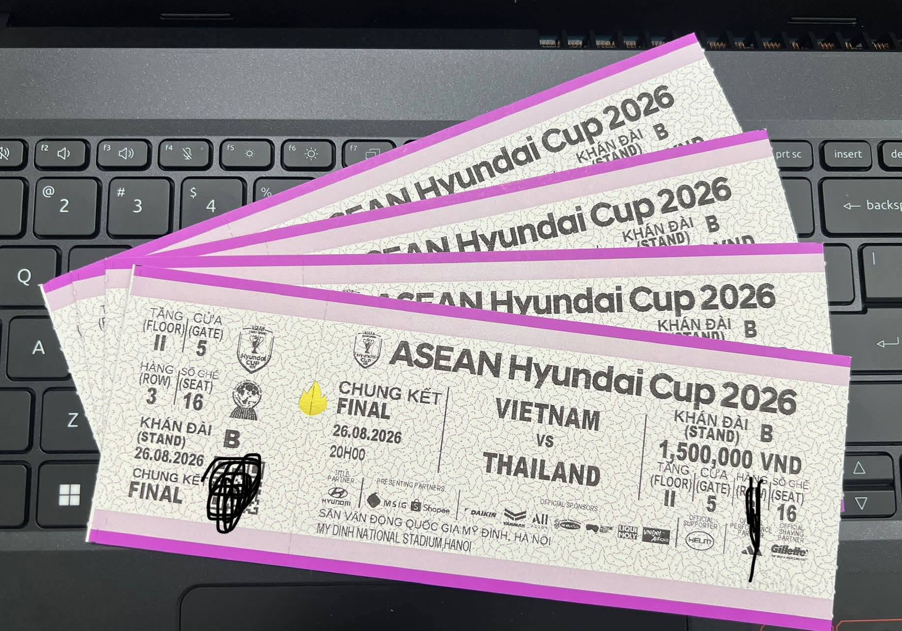 Vé 'chợ đen' trận tuyển Việt Nam vs Thái Lan giá 12 triệu đồng/cặp插图1 ve cho den.jpg