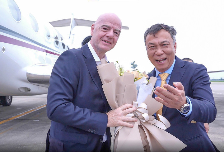 Chủ tịch VFF Trần Quốc Tuấn đón chủ tịch FIFA Gianni Infantino ở sân bay. (Ảnh: VFF)