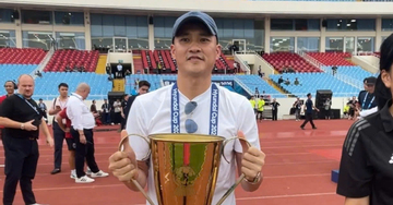 Công Vinh mang Cúp vàng ra sân trước trận Việt Nam vs Thái Lan